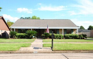 305 W Castle Harbour Dr in Friendswood, TX - Building Photo