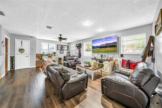 875 E 29th St in Hialeah, FL - Building Photo - Building Photo