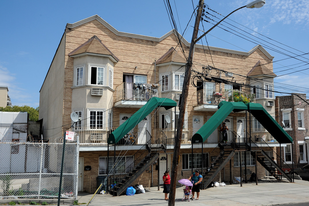 8765-87-69 172nd St in Jamaica, NY - Foto de edificio