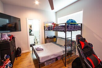 2779 Clinton Dr in Houston, TX - Foto de edificio - Building Photo