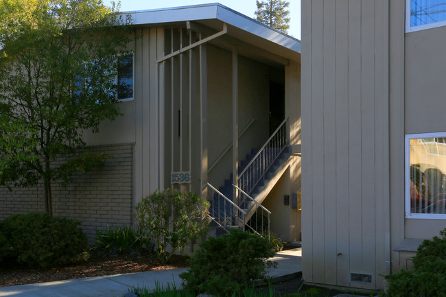 Oaks Apartments in Redwood City, CA - Building Photo - Building Photo