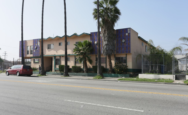 8029 S Hoover St in Los Angeles, CA - Foto de edificio - Building Photo