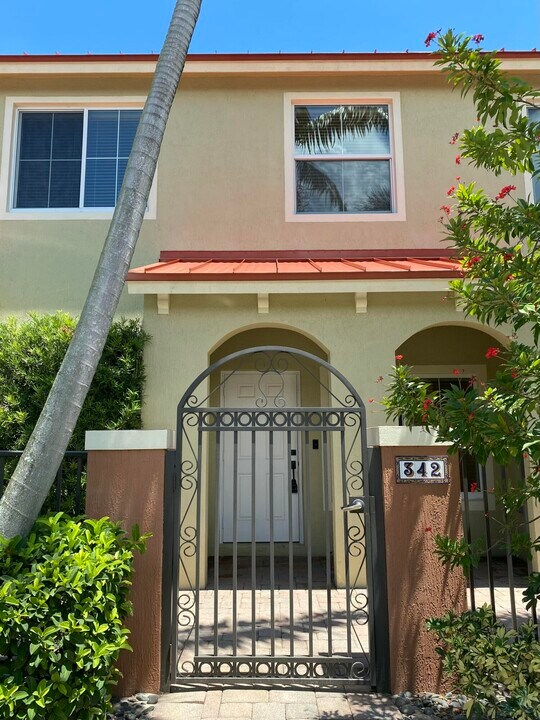 342 Lake Monterey Cir in Boynton Beach, FL - Building Photo