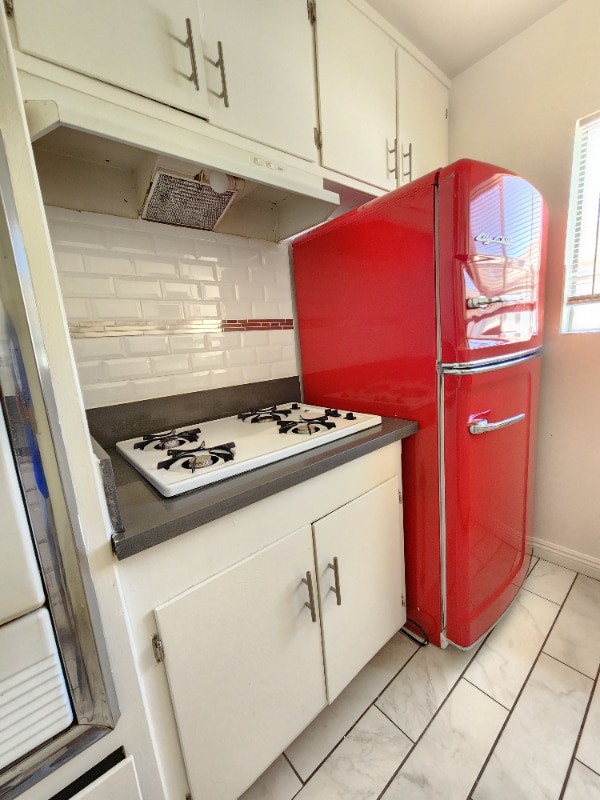 18546 Clark St in Los Angeles, CA - Building Photo - Building Photo