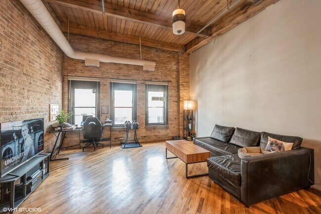 225 W Huron St in Chicago, IL - Foto de edificio - Building Photo