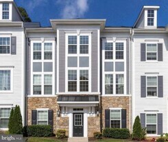 7440 Riding Meadow Way in Manassas, VA - Building Photo