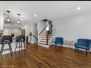 7225 E Prairie Rd in Lincolnwood, IL - Foto de edificio - Building Photo