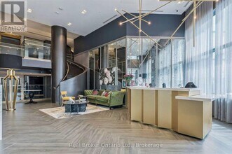 395 Dundas St W in Oakville, ON - Building Photo - Building Photo