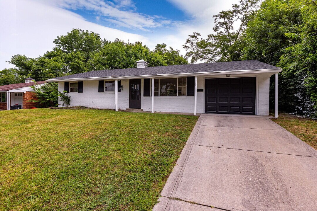 722 Castro Ln in Cincinnati, OH - Building Photo