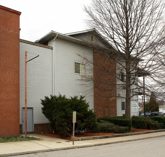 Oaks Village Apartments in Charleston, WV - Building Photo - Building Photo