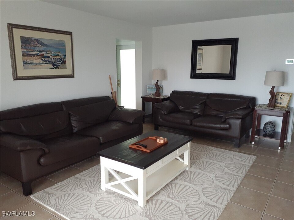 2585 Third St in Matlacha, FL - Building Photo