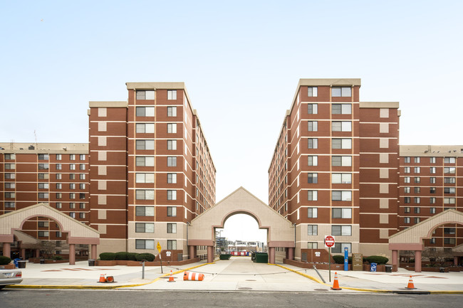 Howard Plaza Towers in Washington, DC - Foto de edificio - Building Photo