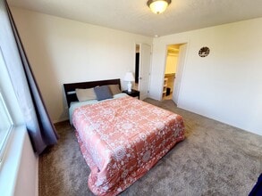 8295 Diamond Point Cir NE, Unit Lake 2 w shared bathrm in Moses Lake, WA - Building Photo - Building Photo