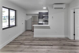 4037 SW 65th Ave in Miami, FL - Building Photo - Building Photo