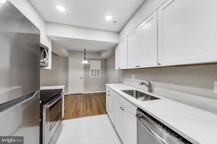 5700 Chapman Mill Dr in North Bethesda, MD - Building Photo