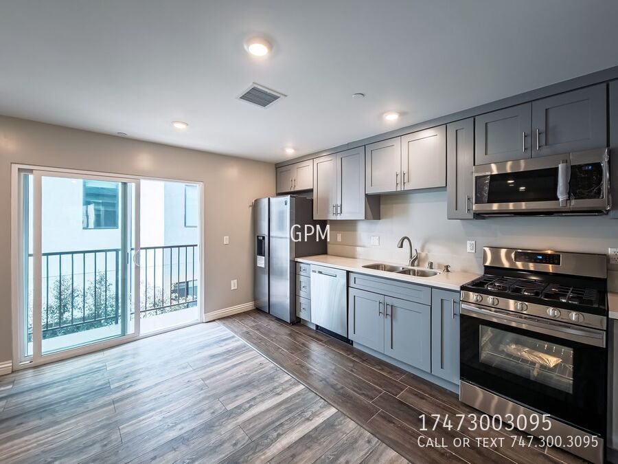 5258 Denny Ave in Los Angeles, CA - Building Photo