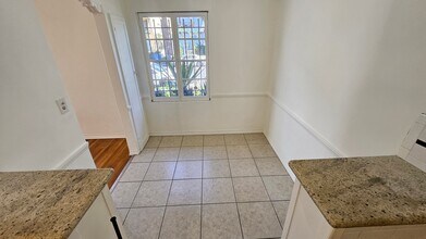 355 Cochran Ave, Unit 102 in Los Angeles, CA - Foto de edificio - Building Photo