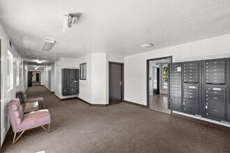 Burbank Gardens Apartments in Sherman Oaks, CA - Foto de edificio - Building Photo