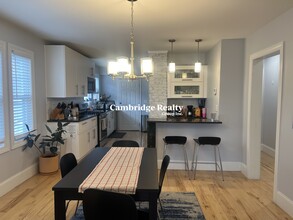 296 Arlington St, Unit 1 in Watertown, MA - Foto de edificio - Building Photo