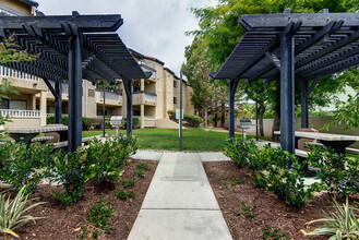 Parkside Court in Santa Ana, CA - Foto de edificio - Building Photo