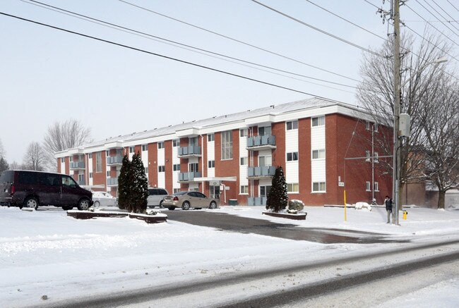 Parkside Apartments in Waterloo, ON - Building Photo - Building Photo