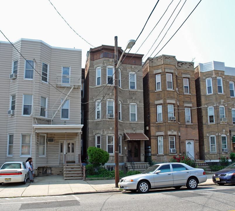 2009 New York Ave in Union City, NJ - Building Photo