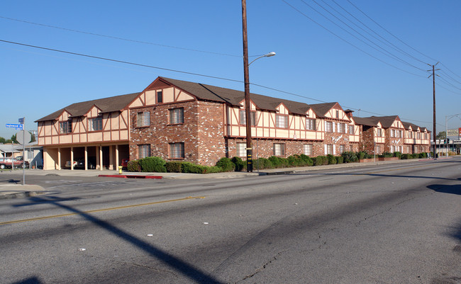 The Chateau Apartments in Hawthorne, CA - Building Photo - Building Photo