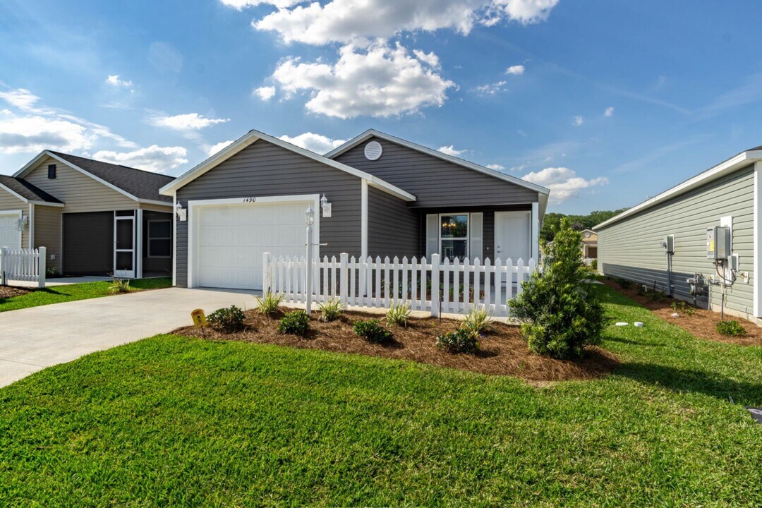 1490 Erika Pl in the Villages, FL - Building Photo