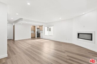 2449 Beachwood Dr in Los Angeles, CA - Building Photo - Building Photo