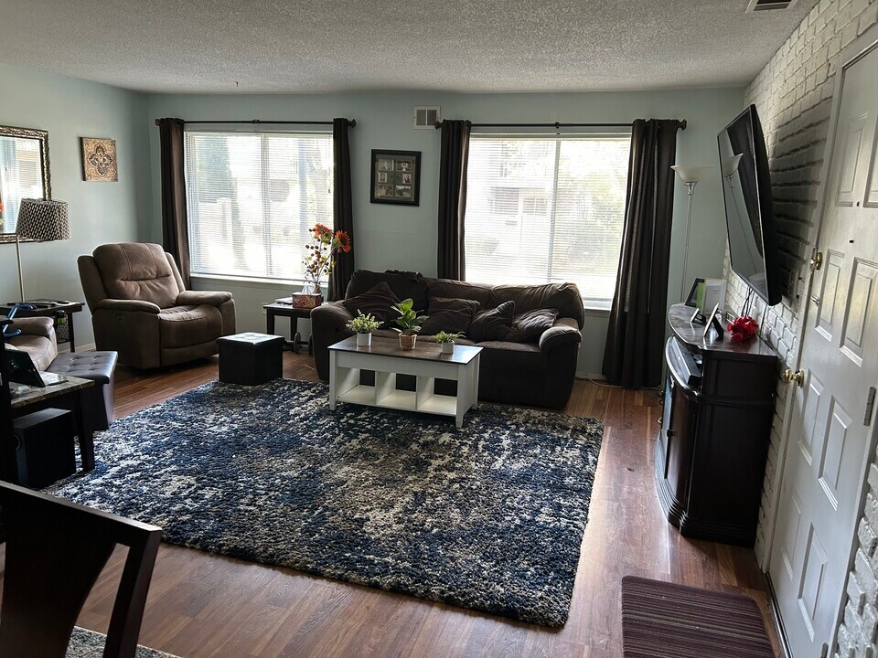 236 Springmeadow Dr, Unit H in Holbrook, NY - Building Photo