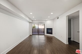 11811 Darlington Ave in Los Angeles, CA - Building Photo - Building Photo