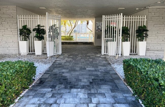 462 Golden Isles Dr in Hallandale Beach, FL - Building Photo - Building Photo