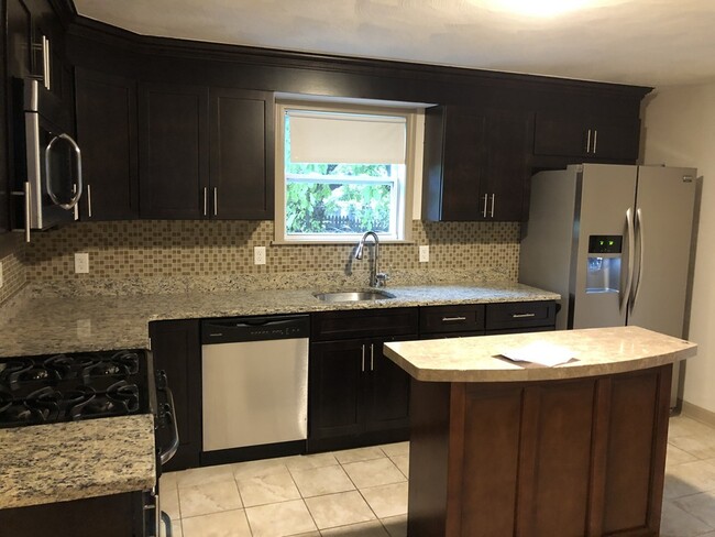 585 Broadway, Unit 1 in Somerville, MA - Building Photo - Building Photo