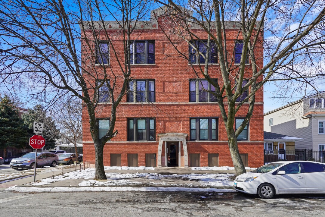 2902 N Troy St, Unit D2 in Chicago, IL - Building Photo