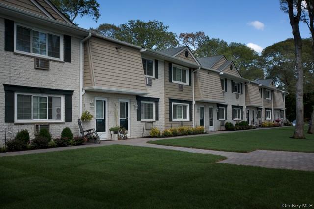 1103 Joyner Pl in Coram, NY - Foto de edificio