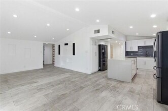 20547 Kittridge St in Los Angeles, CA - Building Photo - Building Photo