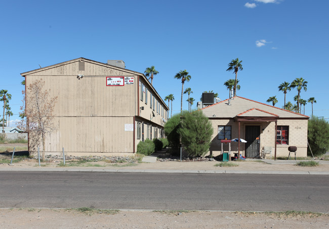 7015 N 80th Ave in Glendale, AZ - Foto de edificio - Building Photo