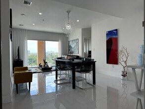 2280 SW 32nd Ave in Miami, FL - Foto de edificio - Building Photo