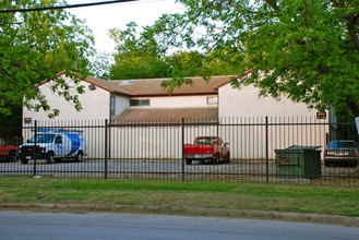 805 N Oak St in Arlington, TX - Building Photo - Building Photo