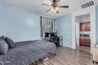 6924 W Southgate Ave in Phoenix, AZ - Foto de edificio - Building Photo