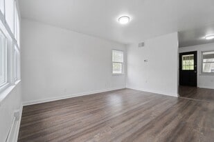 14 Midland Heights Cir in Midland, PA - Building Photo