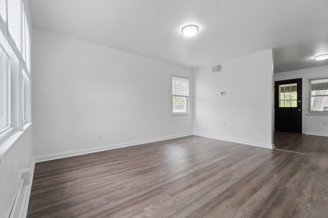 14 Midland Heights Cir in Midland, PA - Building Photo