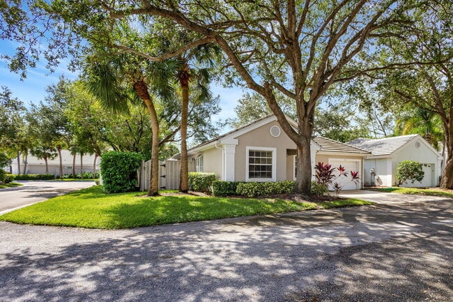 15 Admirals Ct in Palm Beach Gardens, FL - Building Photo - Building Photo