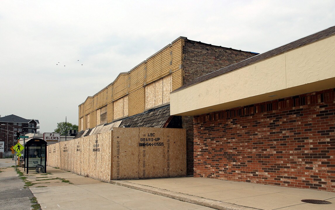 7950 Ogden Ave in Lyons, IL - Foto de edificio