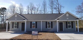 2402 7th Street Rd in Lumberton, NC - Building Photo