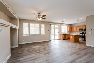 9327 Wishing Creek Ave in Las Vegas, NV - Foto de edificio - Building Photo