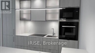 11 Yorkville Ave in Toronto, ON - Building Photo - Building Photo