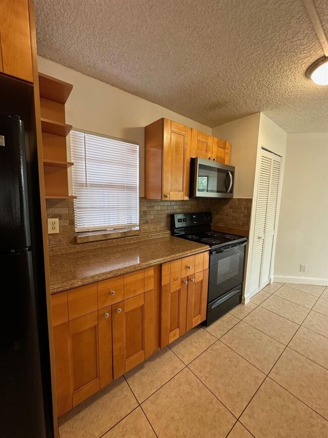 8135 Sunrise Lakes Blvd, Unit 4 in Sunrise, FL - Building Photo - Building Photo