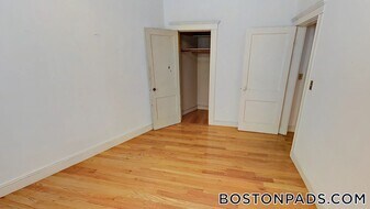 137 Park Dr, Unit 4 in Boston, MA - Building Photo