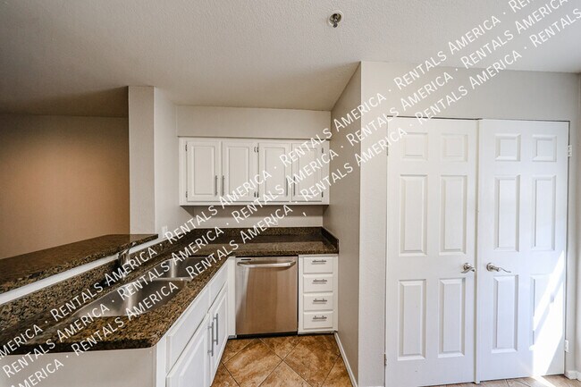 2025 E Campbell Ave, Unit 112 in Phoenix, AZ - Foto de edificio - Building Photo